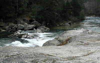 On the GA side of the river, we walk out on the huge rock mound at the dangerous rapids area called "Bull Sluice".