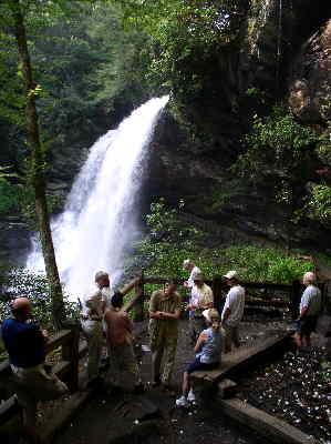 On the other side of the falls, we find a very nice viewing platform.