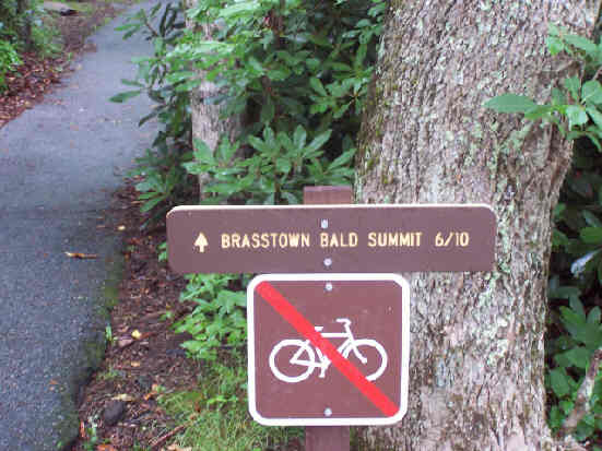 The start of the short asphalt trail up to the visitors center.