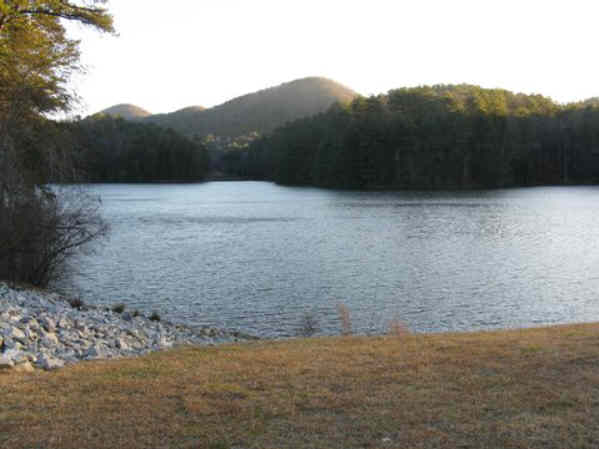 Beautiful views of this nice mountain lake!