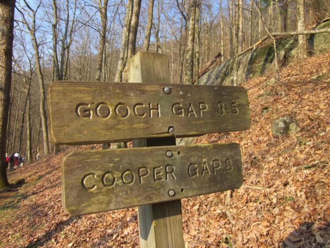 Trail marker at the start