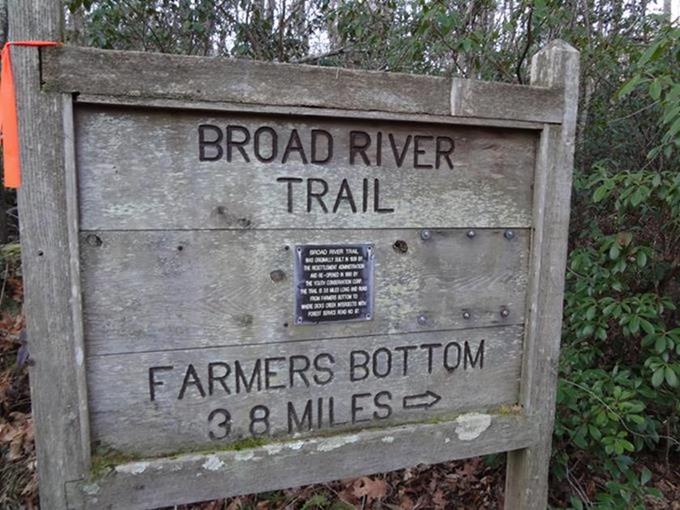 Trail sign near the start.