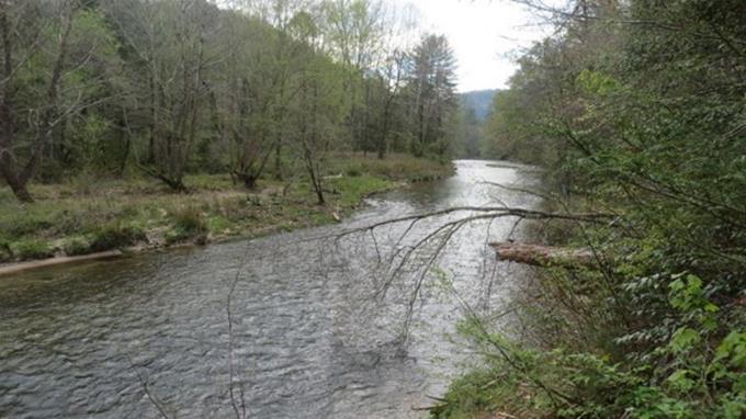 Taking the lower trail, we get many great views of the Chattooga!