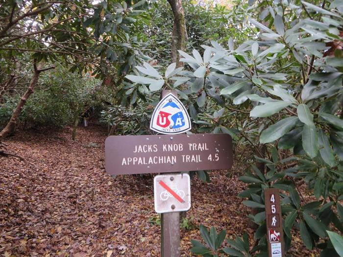 Trail marker at the end of the Brasstown Bald parking lot.