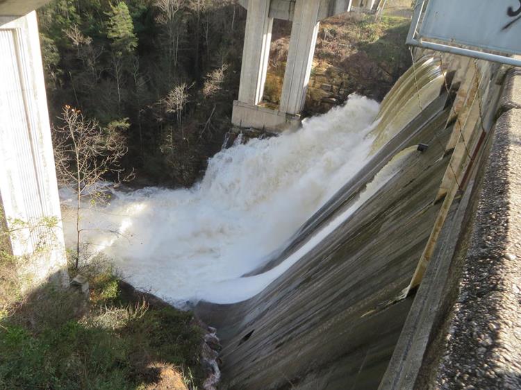 As we reach the dam, we see an amazing amount for flood water crashing over into the gorge below!.