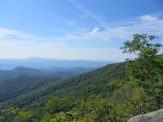 The first viewpoint is on a short side-trail to the left.