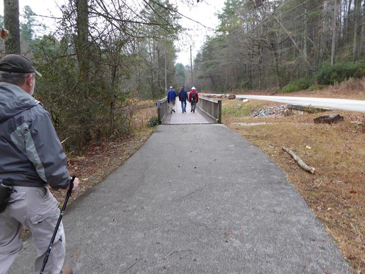 This nice asphalt trail has several footbridges.