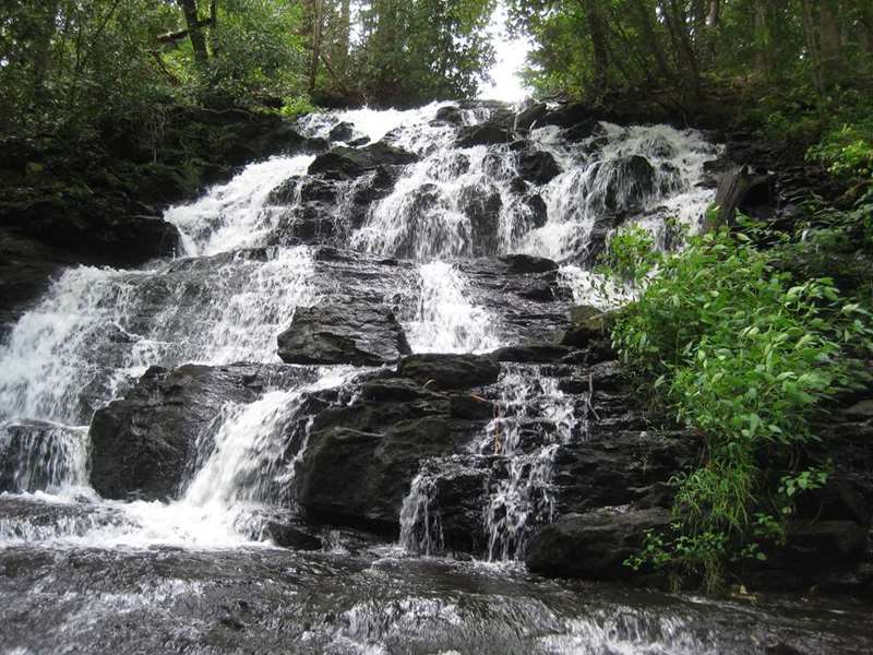 A side trail leads to this beautifull waterfall below the dam.