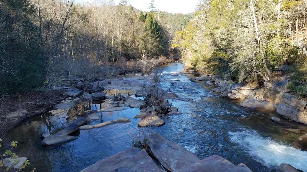 Crossing the Old 441 bridge we get this nice view of the Tallulah River.