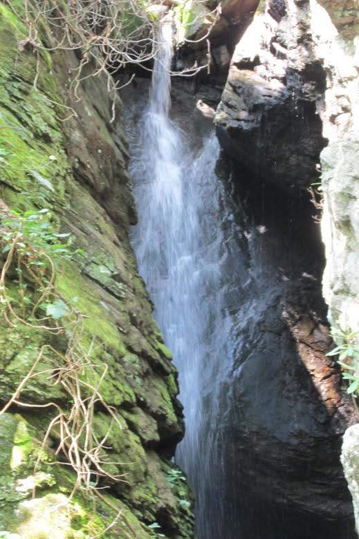 The falls flows in the split of the rock cliffs.